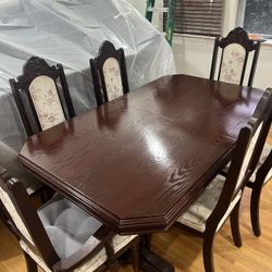 Table And Chairs , Also Have A Center Piece Of The Table 
