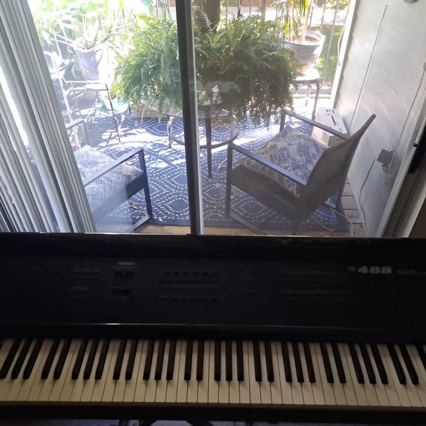 PEAVEY KEYBOARD 88 KEY. FOR REPAIR.