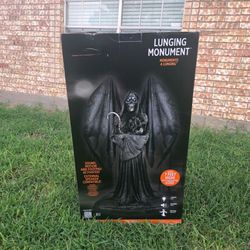 7 Foot Halloween Lunging Monument