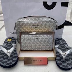 Michael Kors Set NWT Flip flops size 9 Serious inquiries only please  Pick up location in the city of Pico Rivera 