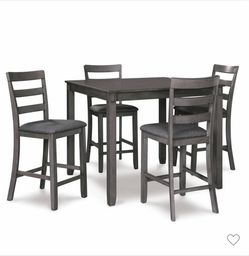 Counter Height Dining Table and Barstools Gray