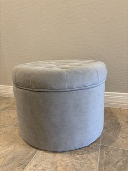 🦋 55 Dlls Storage Ottoman  in Light Gray Brand New in Box  17“ H x 18”D x 18”W
