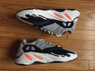 Yeezy wave runners 700 size 10