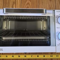 Mainstays 1050W 4-Slice Toaster Oven with 3 settings, baking rack, and pan  (LIKE NEW)