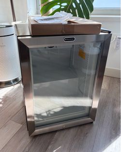 Whynter CDF-177SB Modern Display Glass Door Freezer, New