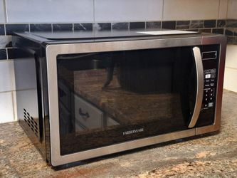 FARBERWARE 1.1 CU. FT. 1000-WATT COUNTERTOP MICROWAVE OVEN - EXCELLENT CONDITION