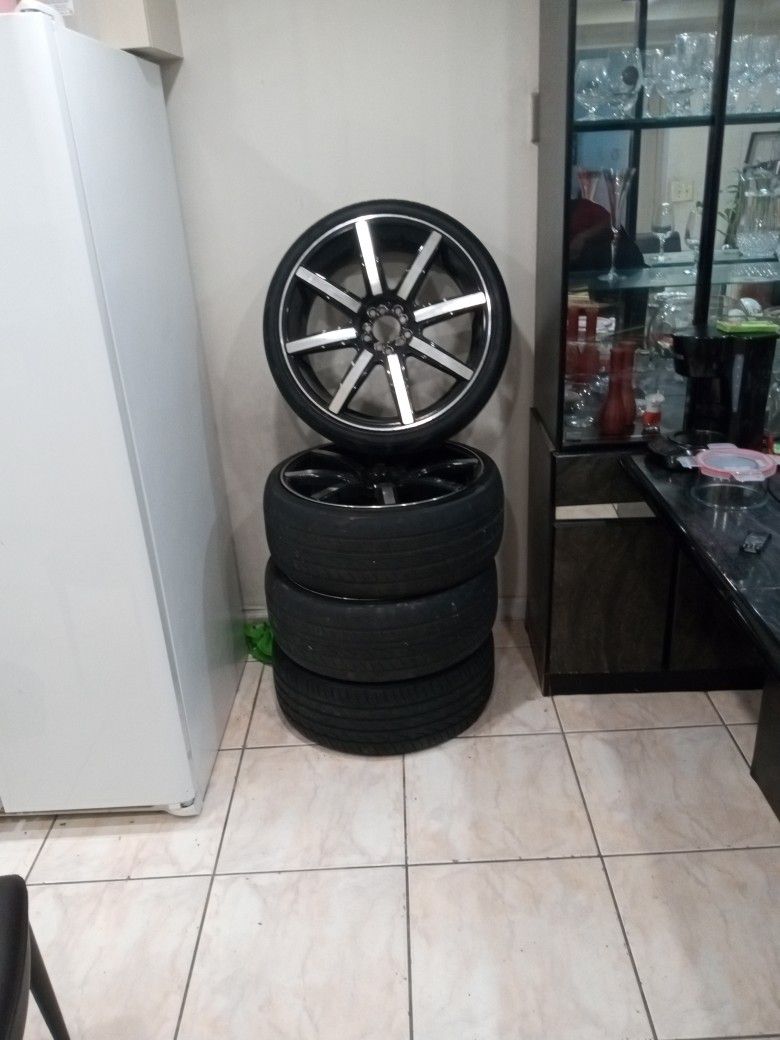 4 Tire Rims. Chrome & Black. 22 In.