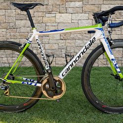 🚴🏻 Cannondale SuperSix EVO Carbon Road Bike – Size 52 🔥  High-end Cannondale SuperSix EVO carbon road bike built with top-tier components. Lightwei