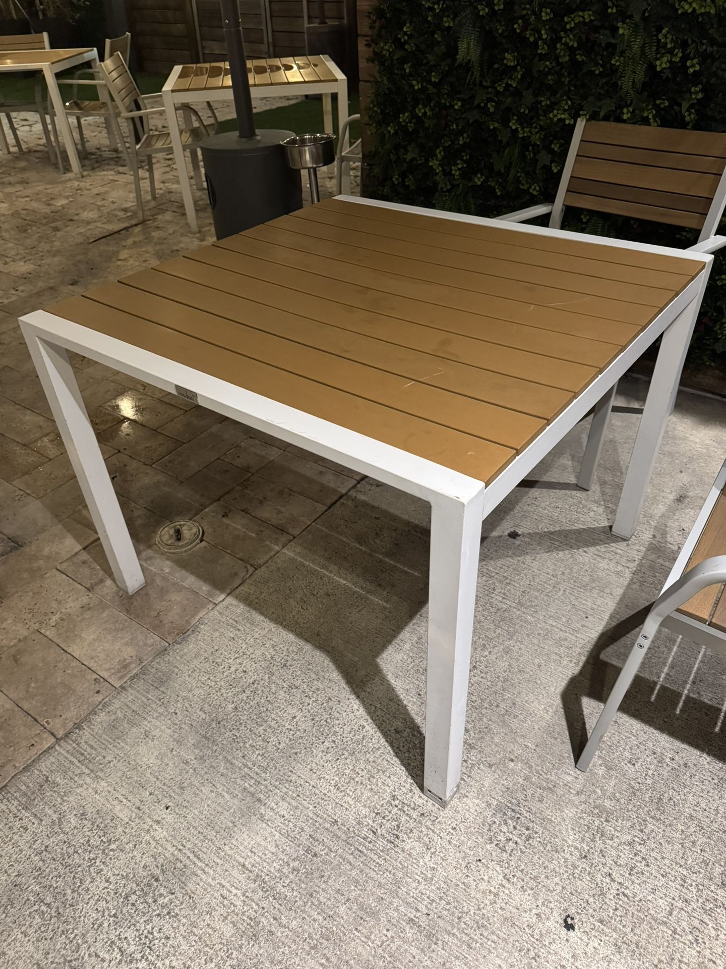 Modani FIDJI Outdoor table