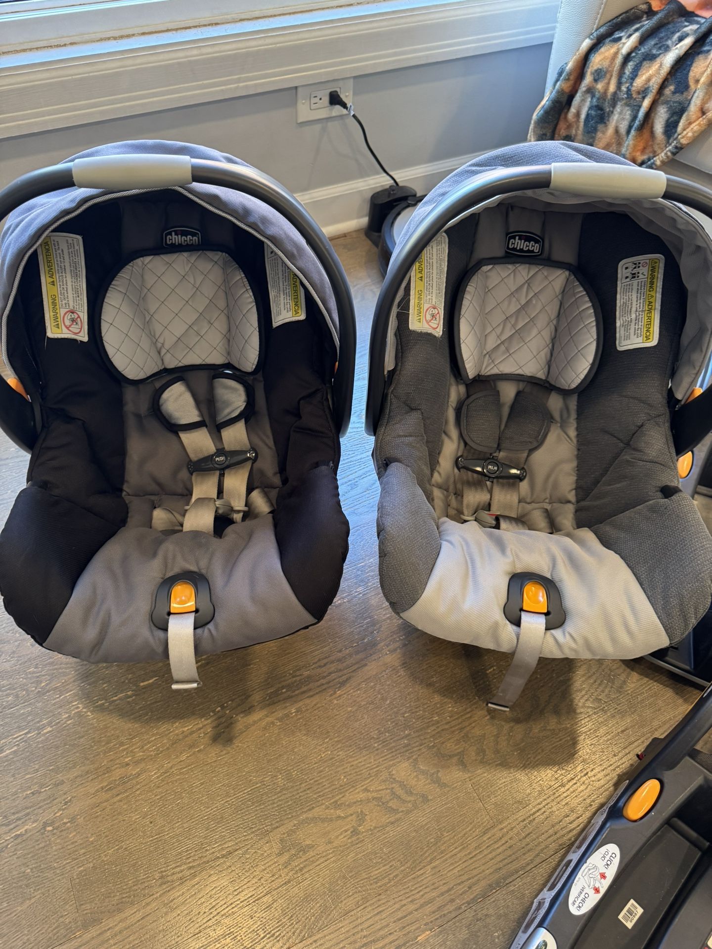 2 Chicco Keyfit 30 infant car seats. 2 Bases.