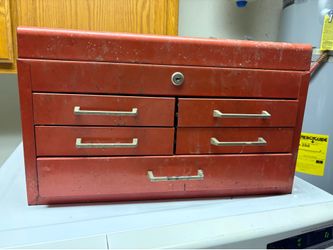 Vintage Red Tool Box  with 5 pull out drawers works great👍