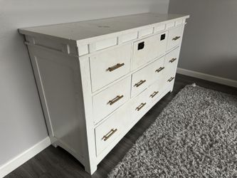 Dresser (READ DESCRIPTION BEFORE MESSAGING)
