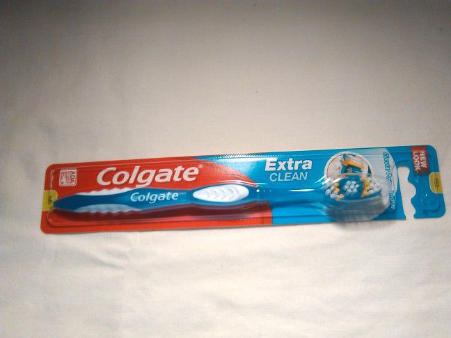 Adult Colgate Extra Clean toothbrush; size: Medium; New

