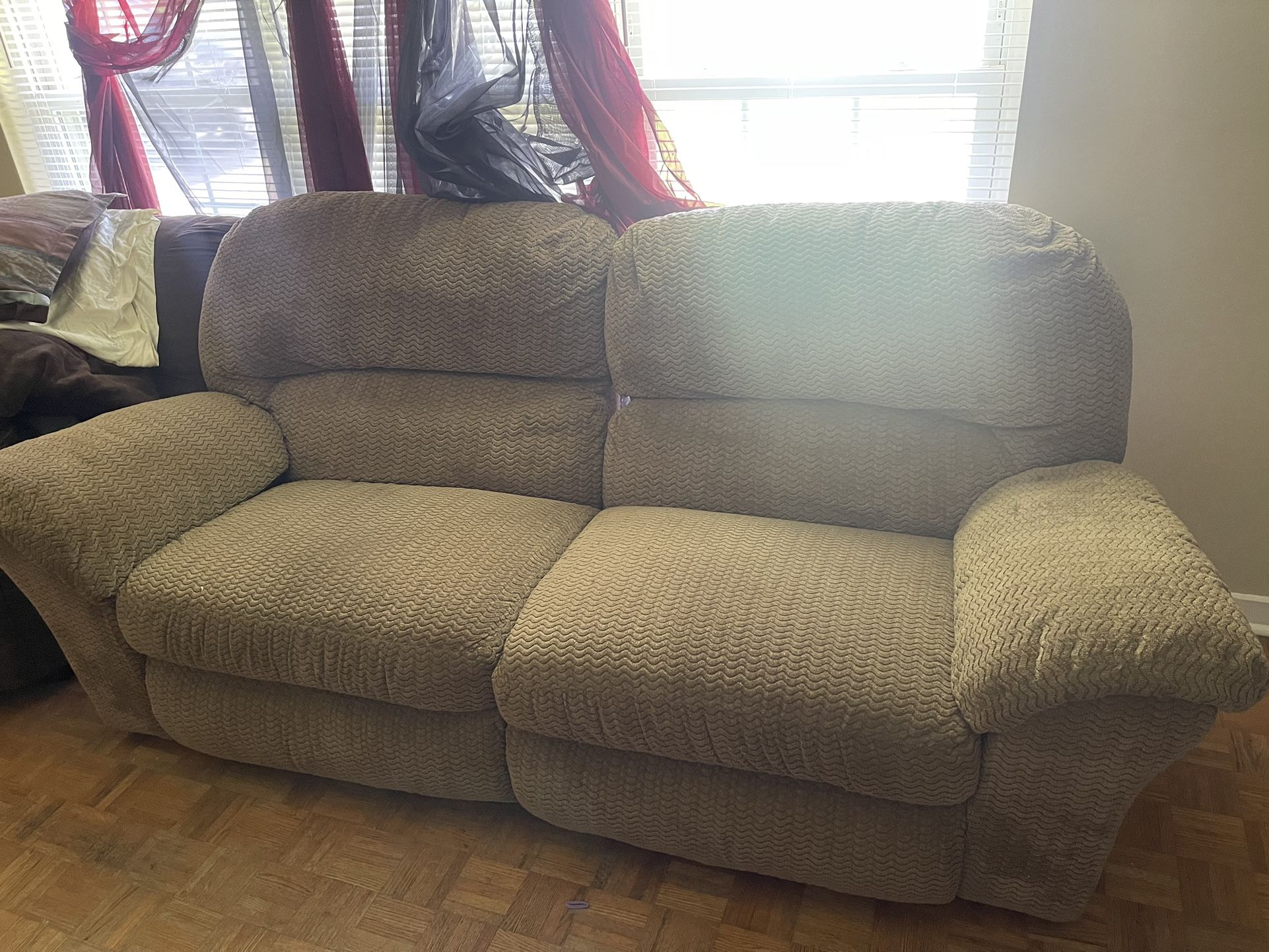 Super Comfortable Loveseat Recliner / Loveseat for Sale in Gulfport, MS