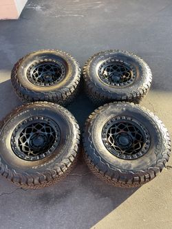 Fuel Unit 6x5.5 17" Wheels with 35" BFGoodrich K02 All-Terrain Tires