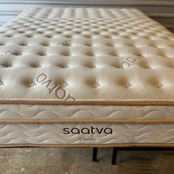 Queen Saatva Classic Luxury Firm Mattress, excellent condition