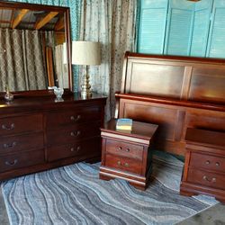 Beautiful 5 PC Queen wood sleigh bed style.Bedroom set excellent condition
