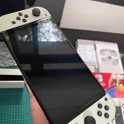 Nintendo Switch OLED Model w/ White Joy-con