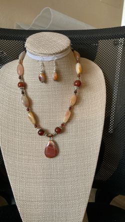Beautiful Agate necklace with Cabochon &Matching Earrings 