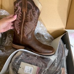 Women’s 5.5  ARIAT BOOTS brand new in box 