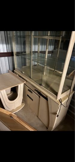 Dining room set with lighted hutch very good condition