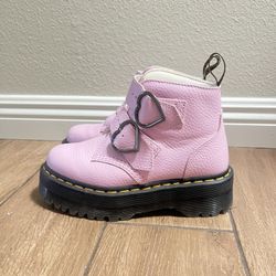 dr. martens devon heart leather boots in pink