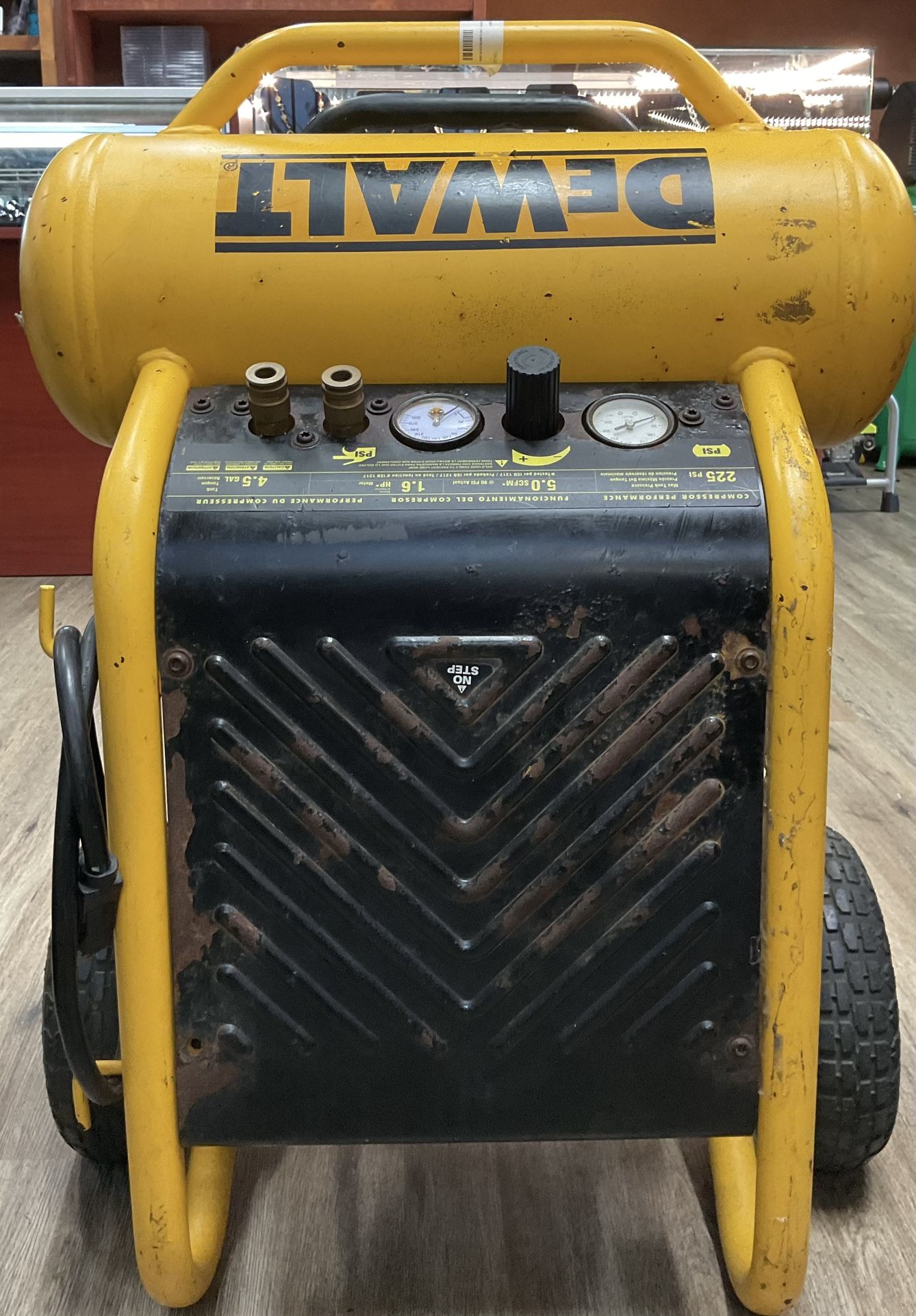Dewalt 4.5 Gallon Wheeled Electric Air Compressor 250 Psi