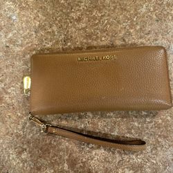 Women’s Michael Kors wristlet/wallet shipping available