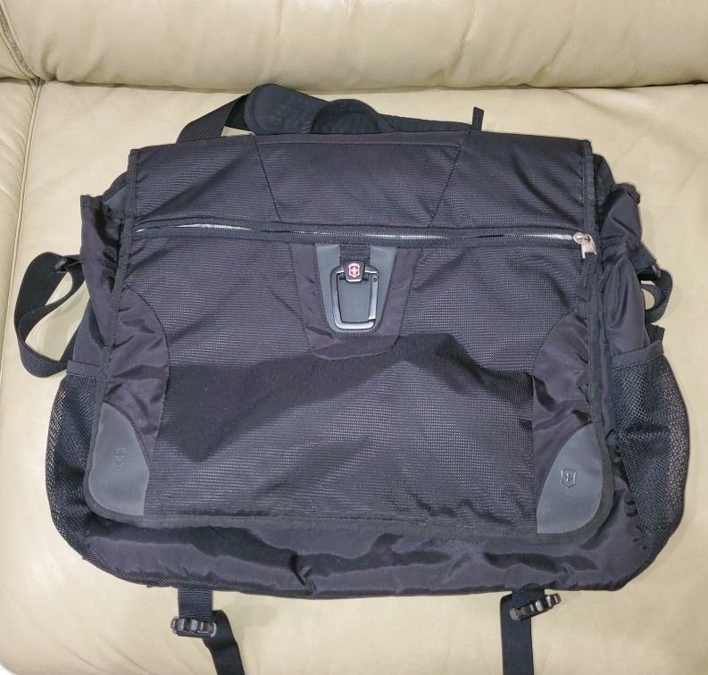 Victorinox Swiss Army Black Messenger/ Laptop Briefcase Bag