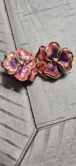 Vintage Trifari signed clip on earrings