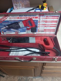 Milwaukee electric corded saw saw with blades in case works great