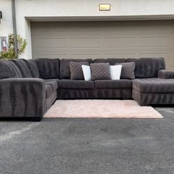 Huge Grey Sectional Couch From Ashley Furniture In Excellent Condition - FREE DELIVERY 🚛