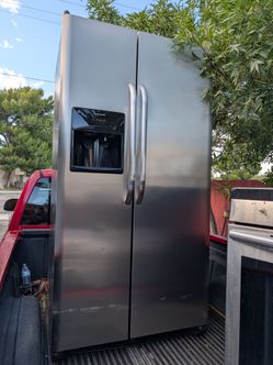 Frigidaire refrigerator w/ice maker & water dispenser
