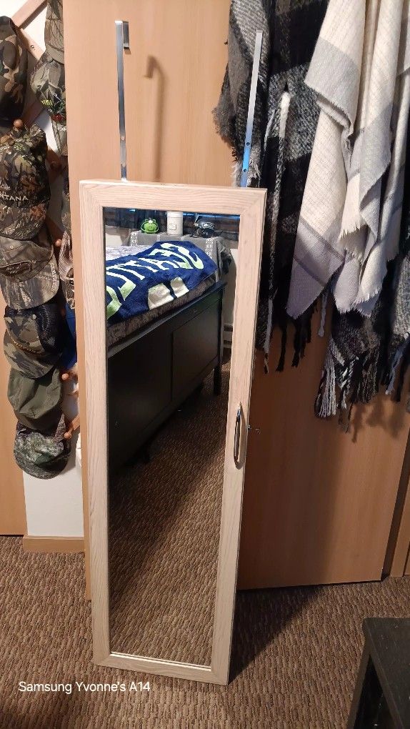 HANGING JEWELRY CABINET 