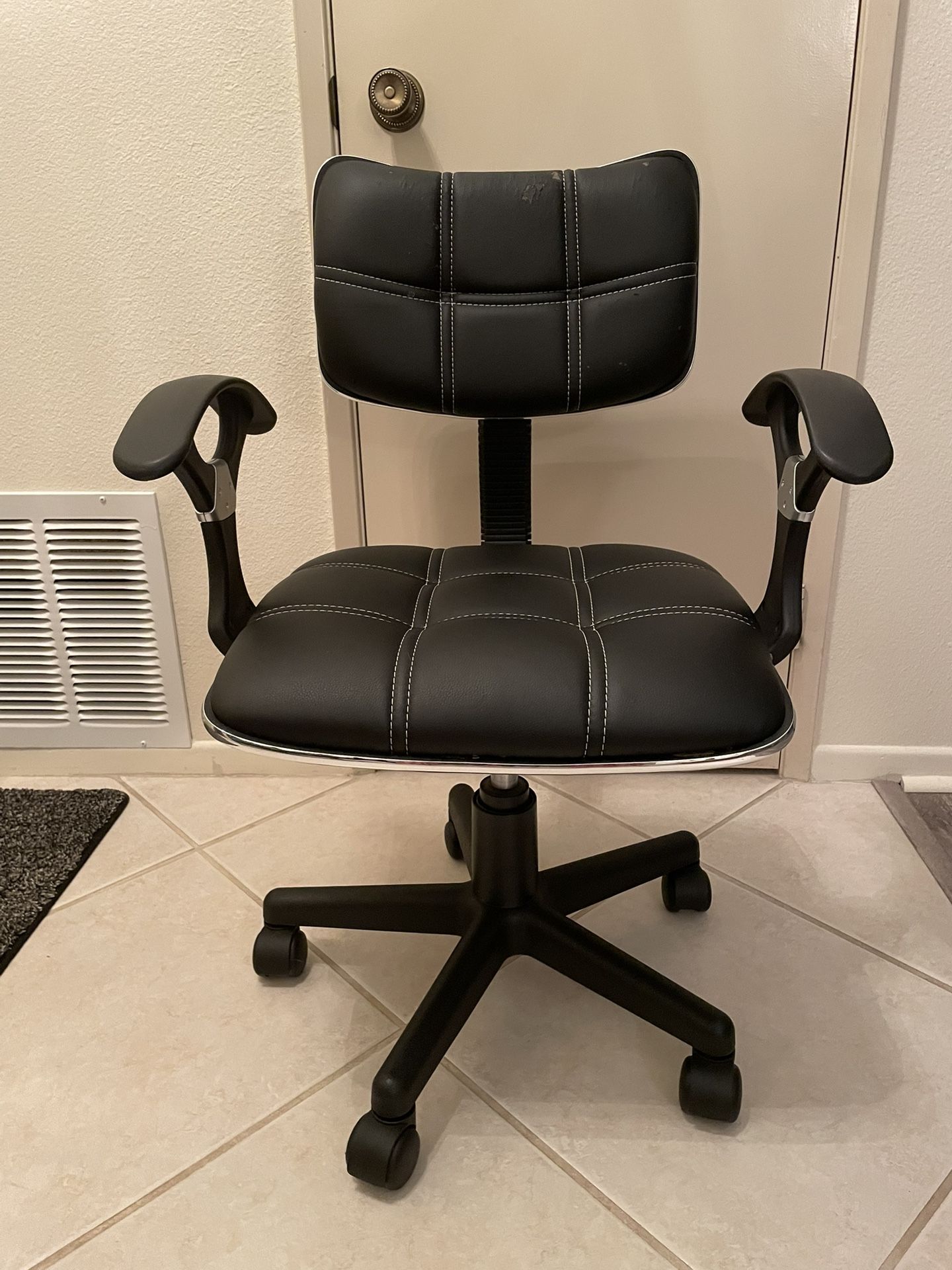 Great Rolling Chair With Hydraulic Lift-Great For Smaller Spaces