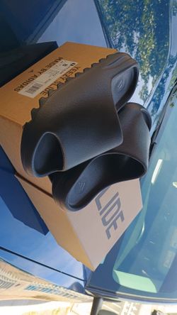 Yeezys slides size 8