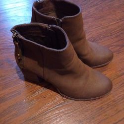Gently Used Size 8 Boots 