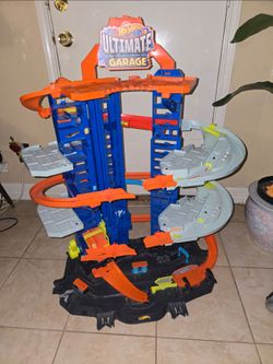 Hot Wheels Ultimate Garage Track For 100 Car Storage - READ DESCRIPTION
