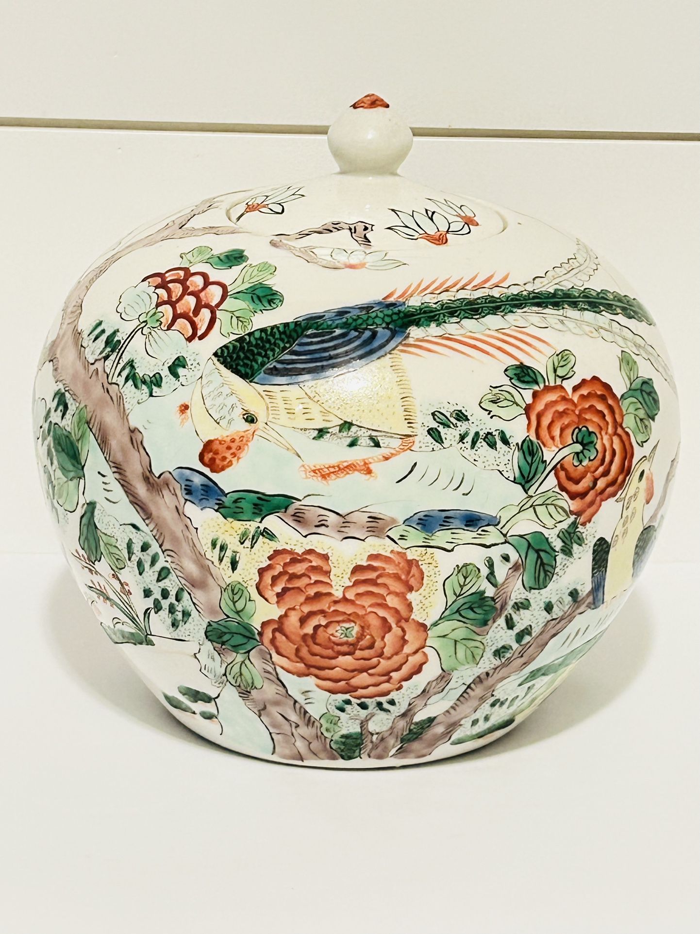 Gorgeous Chinese Vase With Lid