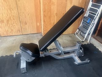 Hammer Strength adjustable incline to flat bench