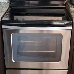 Like new! Whirlpool electric stove in stainless steel, excellent condition, works perfectly, 30" clean, 220v, you can see it working, delivery for an 