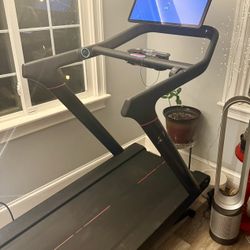 Peloton Premium Smart Treadmill with 24” Touchscreen
