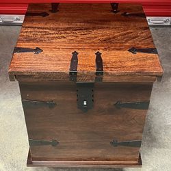 Excellent Condition Wood Chest End Table 