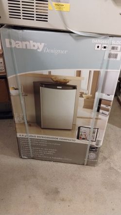 *NEW* DANBY STAINLESS STEEL MINI FRIDGE/REFRIGERATOR BAR/BBQ/STUDIO/CONDO/APT/APARTMENT/MAN CAVE/GARAGE/POOL AREA/GAZEBO 