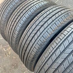 225 65 17 Tires Con 80% De Vida Las 4 De La Marca Michelín 