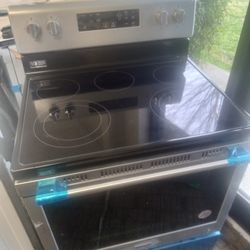Like New Maytag range, delivery available!!!