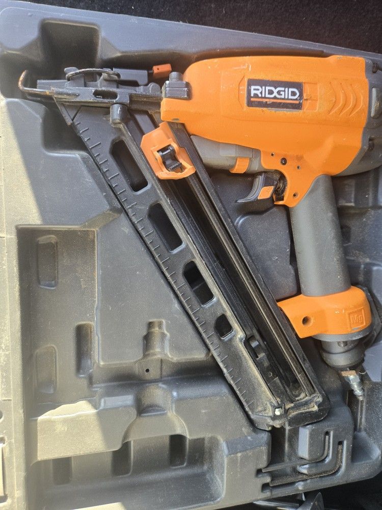 2 RIDGID FINISH NAILEE ONE BIG SIZE WITH BAG AND OTHER ONE SMALLER WITH HARD CASE