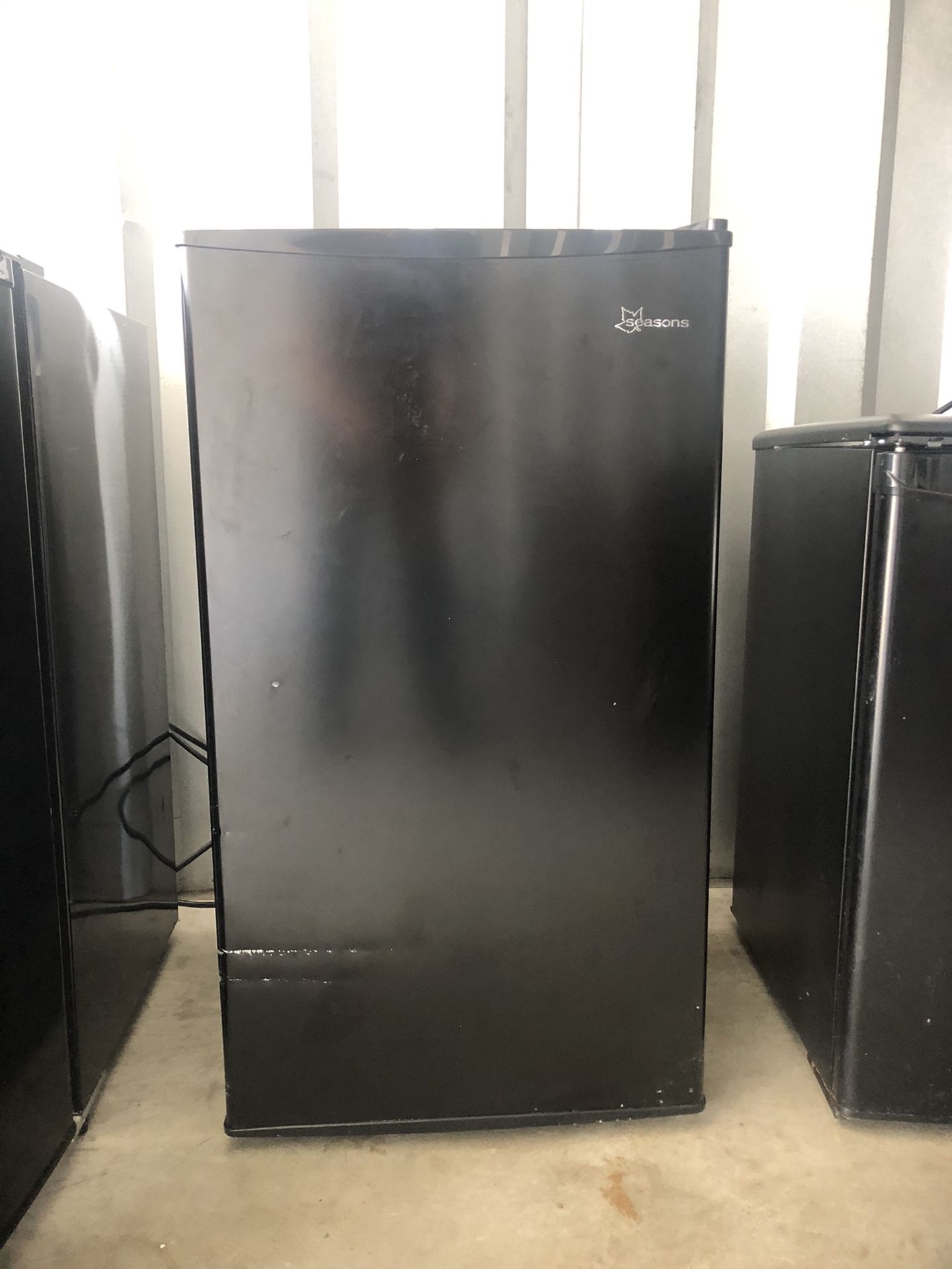 3.5 Cu. Ft Season Mini Fridge