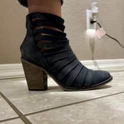 Strappy Free People Heels size 7 - 7.5 (U.S.) 38 (EU).