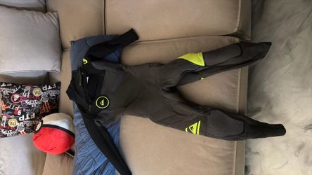 Small quicksilver rip curl & vissla surf wetsuits